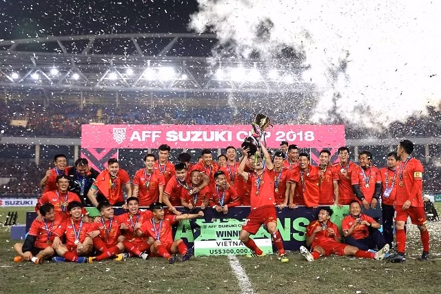 Vietnamese players celebrate with the AFF Cup 2018 trophy. (Photo: AFF Suzuki Cup)