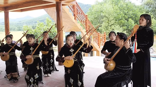 The local people giving Then singing performances to serve visitors at Huan's homestay. 