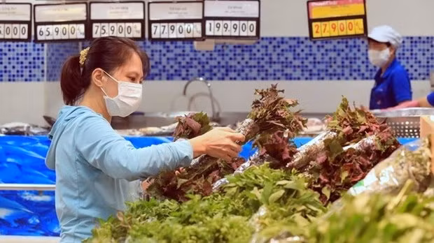 Shoppers at a supermarket. (Photo: VNA)