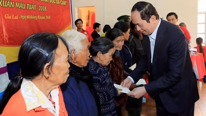 President Tran Dai Quang presents Tet gifts to low income households in Ia Dom border commune, Duc Co district, Gia Lai province on January 1, 2018. (Photo: VNA)