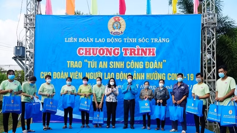 Workers and employees in An Nghiep Industrial Park, Soc Trang province receive donations.