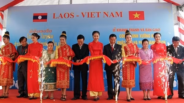 Delegates at the hand-over ceremony 