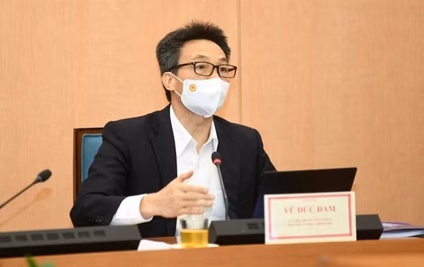 Deputy Prime Minister Vu Duc Dam speaks at the meeting with Hanoi officials on November 2. (Photo: VNA)