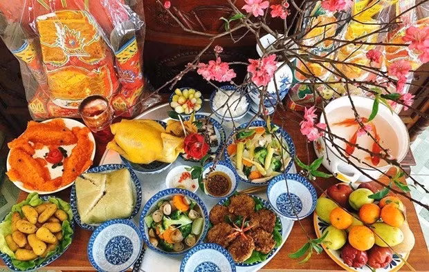 Offerings to the Land Genie and Kitchen Gods on the 23rd day of the 12th lunar month (Photo: laodong.vn)