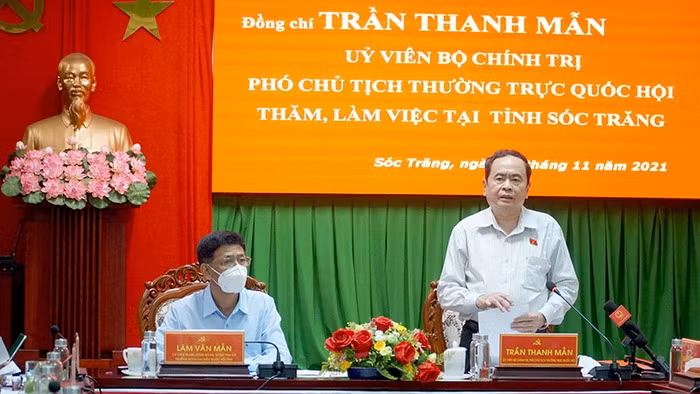 Politburo member Tran Thanh Man speaking at the working session. (Photo: NDO)