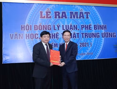 Party Central Committee member Nguyen The Ky (L) was assigned the council’s chairmanship.