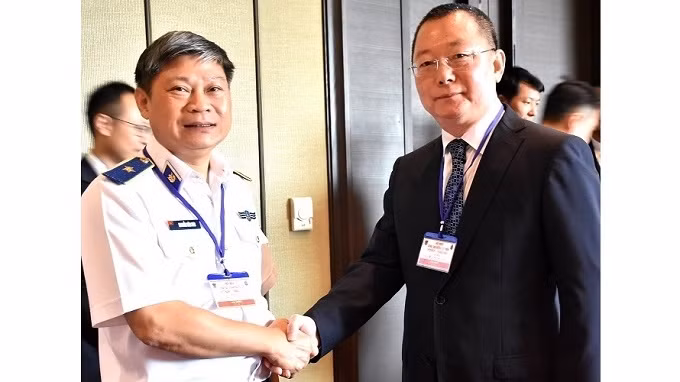 Commander of Vietnam Coast Guard Nguyen Van Son (L) and Deputy Director General of China’s Coast Guard Department Chen Yide.