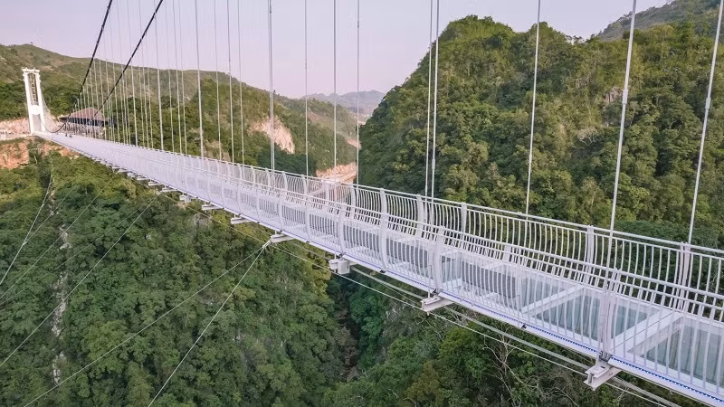 Bach Long is the world's longest glass-bottom bridge at 632 metres. (Photo: Vietnamnet)