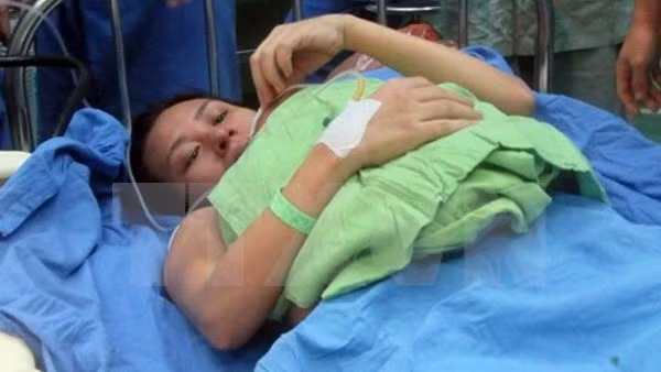 Skin-to-skin contact transfers lifesaving warmth, placental blood and protective bacteria from the mother to the newborn. (Credit: VNA)