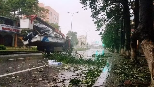 In Quang Binh, the hardest-hit province by Typhoon Doksuri, storm response activities are being deployed in an urgent manner to reduce damage to local people. (Credit: NDO)