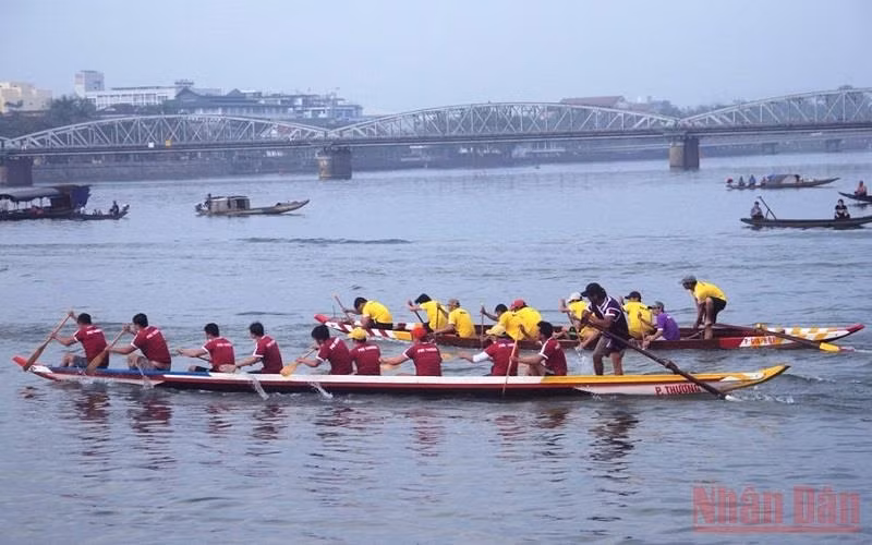 The boat race was held on the Huong River.