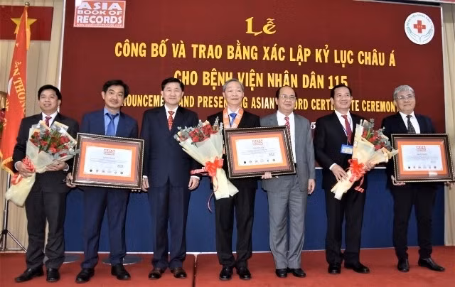 At the ceremony to present certificates of Asian records to Nhan Dan 115 Hospital. 