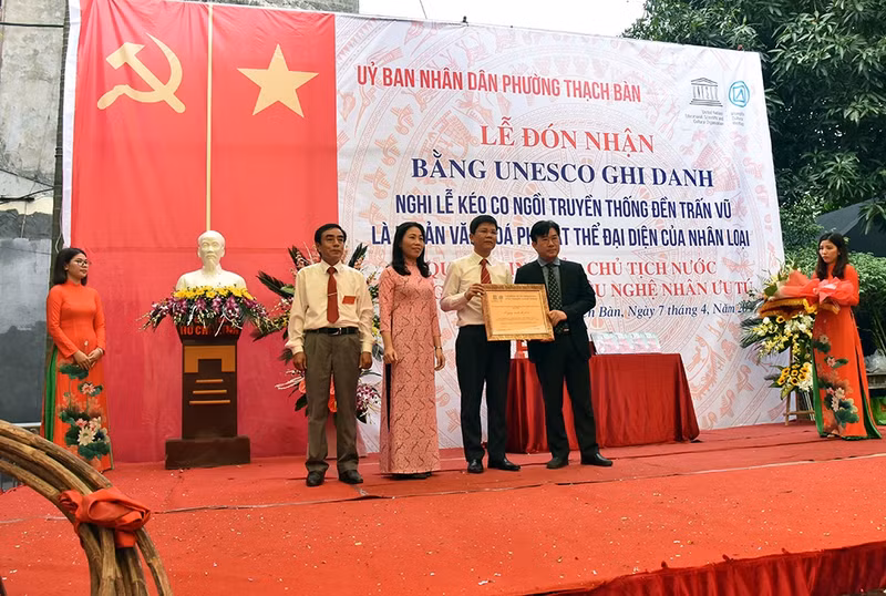On the morning of April 7 (the third day of the third lunar month), Thach Ban ward organised a ceremony to receive UNESCO’s certificate recognising the traditional sitting tug-of-war game of Tran Vu temple as an intangible cultural heritage of humanity. 