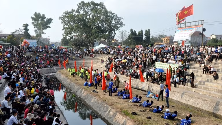 Huong Canh villagers in Binh Xuyen District, Vinh Phuc province joyfully participate in tug-of-war festival. (Photo: vietnamtourism.gov.vn)