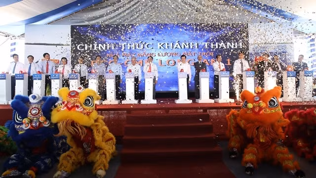 Delegates press the button to inaugurate the BCG-CME Long An 1 solar plant in Thanh Hoa district, Long An province on June 23.
