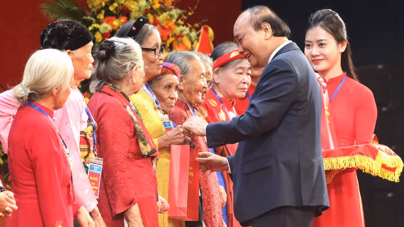 PM Nguyen Xuan Phuc presents gifts to Heroic Vietnamese Mothers. (Photo: VGP)