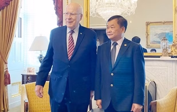 Deputy Minister of National Defence Sen. Lieut. Gen. Hoang Xuan Chien (R) and Patrick Leahy, president pro tempore of the US Senate (Photo: qdnd.vn)