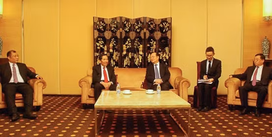Chiefs of the two Party newspapers, Yang Zhenwu and Thuan Huu, hold talks in Beijing, April 12. (Credit: NDO)