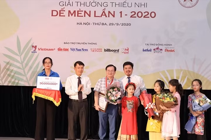Writer Nguyen Nhat Anh (third from left) receives the Cricket Knight prize at the 2020 De Men Awards for Children. (Photo: Organising Committee)