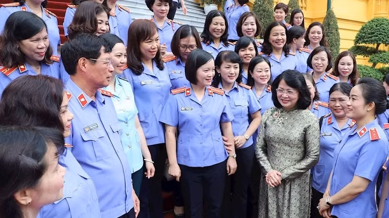Vice President Dang Thi Ngoc Thinh and outstanding female prosecutors