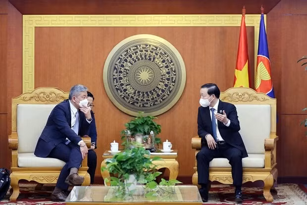 Minister of Natural Resources and Environment Tran Hong Ha (R) and Joo-Ok Lee, Head of the World Economic Forum (WEF)’s Regional Agenda – Asia Pacific (Photo: baotainguyenmoitruong.vn)