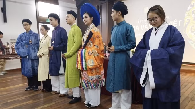 Various ancient costumes recreated by Hoa Van Dai Viet.