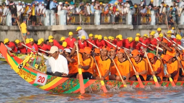 Teams compete in the ngo boat race in Soc Trang. (Credit: VGP)
