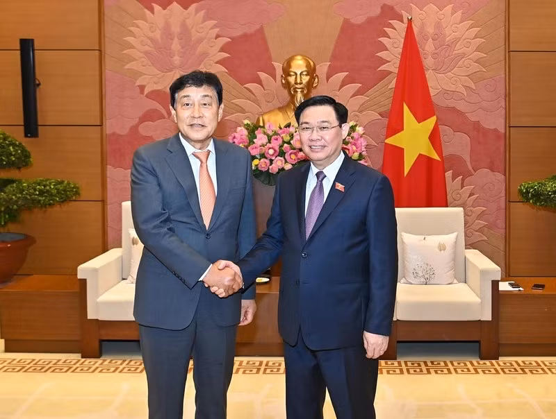 NA Chairman Vuong Dinh Hue receives Chairman of the Global Strategy Committee of the RoK's Hana Financial Group Kim Jung-tai. (Photo: NDO/Duy Linh)