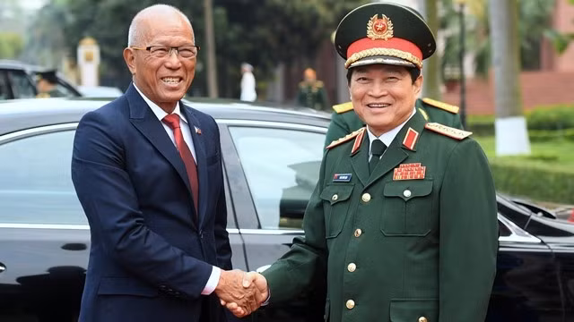Vietnamese Defence Minister General Ngo Xuan Lich welcomes Philippine Secretary of National Defence Delfin Negrillo Lorenzana in Hanoi on March 11. (Photo: qdnd.vn)