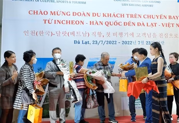 Representatives of Lam Dong province’s Department of Culture, Sports and Tourism give flowers to tourists from the Republic of Korea. (Photo: VNA)