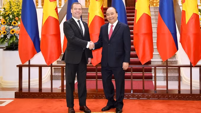 PM Nguyen Xuan Phuc (right) and his Russian counterpart Dmitry Medvedev during the Russian PM's official visit to Vietnam in 2018. (Photo: VGP)