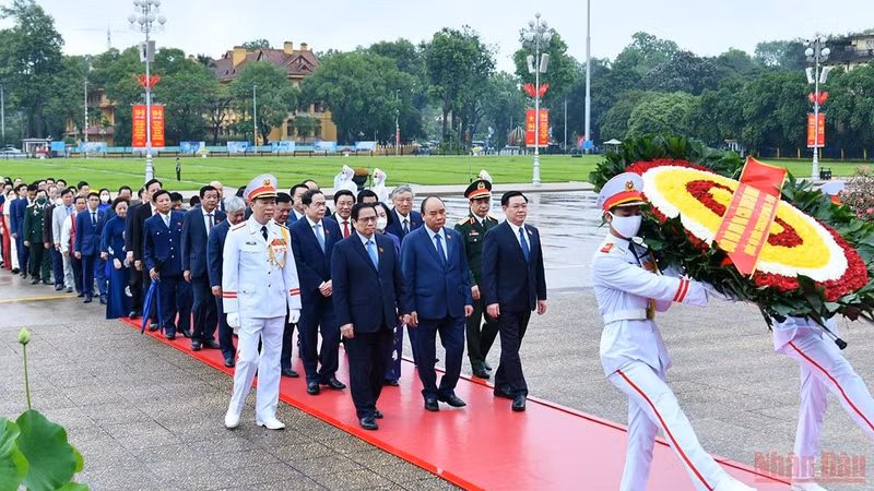 Party and State leaders and National Assembly deputies pay tribute to President Ho Chi Minh.
