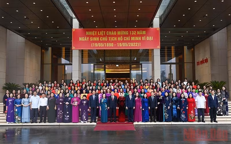 NA Chairman Vuong Dinh Hue and female NA deputies (Photo: NDO)