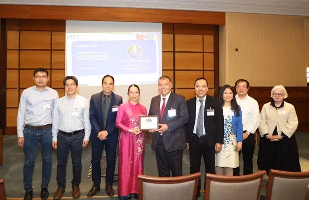 Professor Sir Jonathan Van-Tam (fifth from left) at the event. (Photo: VNA)