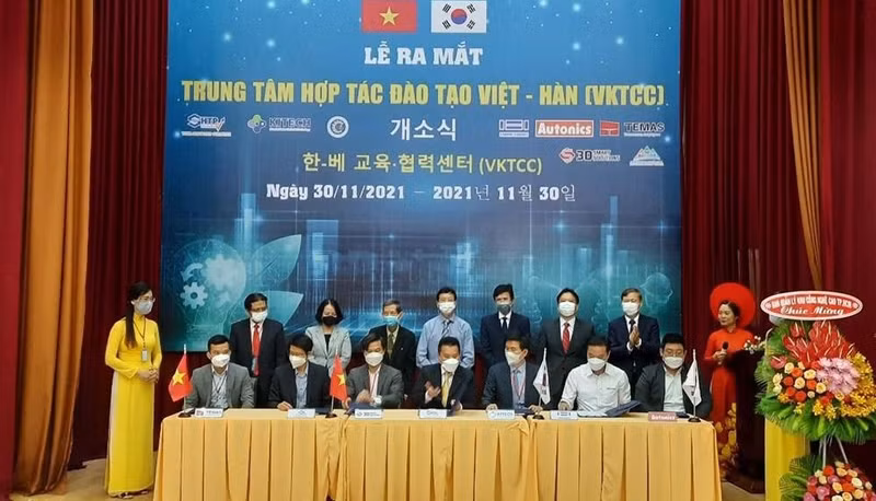 The signing ceremony of cooperation agreement between members of the Vietnam - Korea Training Cooperation Centre.