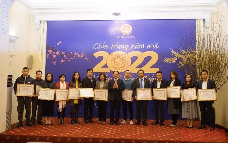 Collectives and individuals with outstanding achievements and important contributions to external information work in 2021, receive Medals and Certificates of Merit from the Minister of Foreign Affairs. 