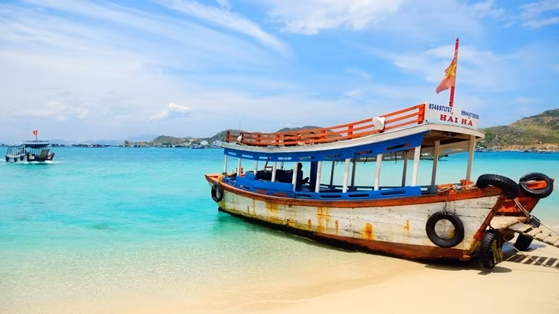 From land, visitors have to arrive in Bai Kinh beach to move inside the island. The wharf to Binh Hung is located in the middle of the Vinh Hy-Binh Tien pass, a 17 kilometre stretch of scenic coastal road.