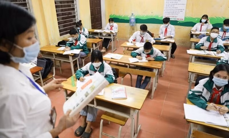 9th graders at Thai Hoa Junior Secondary School, Ba Vi district on their first day returning to school. (Photo: Thanh Tung/VNA)