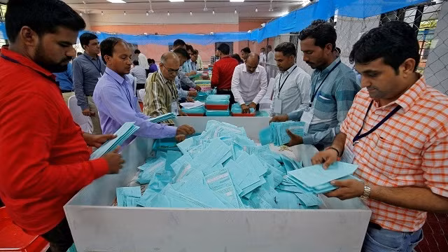 Indian election staff members sort ballot papers before counting them inside a vote counting centre in Ahmedabad, India, May 23, 2019. (Photo: Reuters)