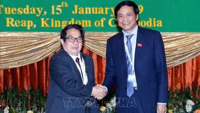 National Assembly (NA) General Secretary and Chairman of the NA Office Nguyen Hanh Phuc (R) meets Cambodian NA Secretary General Leng Peng Long (Photo: VNA)