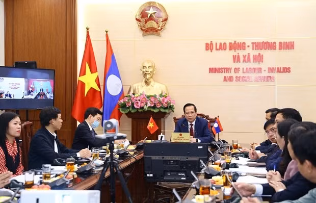 Minister of Labour, Invalids and Social Affairs Dao Ngoc Dung (centre) and other Vietnamese officials at the virtual meeting on November 2 (Photo: VNA)