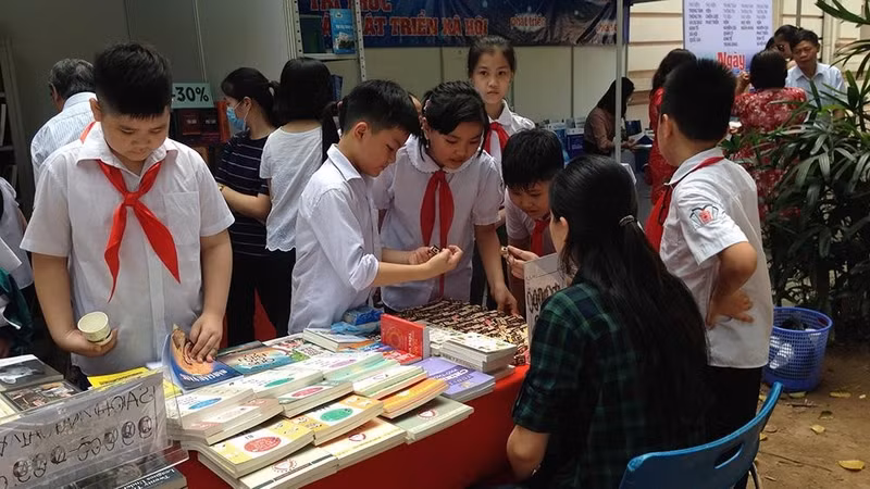 Children participating in the many activities within Book Festival 2017 at the National Library of Vietnam.