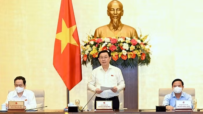 NA Chairman Vuong Dinh Hue speaks at the meeting. (Photo: NDO/Duy Linh)