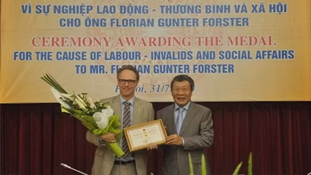 MOLISA Deputy Minister Nguyen Thanh Hoa and Chief of Mission of IOM Vietnam F.G.Forster at the ceremony (Source: iom.int.vn)