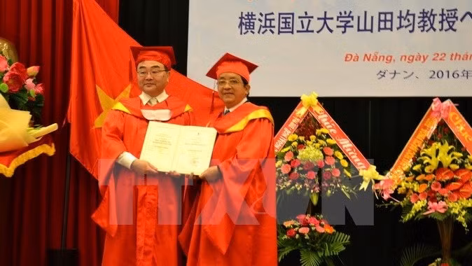 Japanese Prof. Dr. Hitoshi Yamada (L) is presented with an honourary doctorate (Photo: VNA)