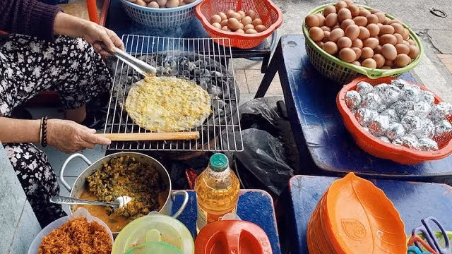 ‘Banh trang nuong’ is a savoury and must-try snack for visitors to Da Lat city