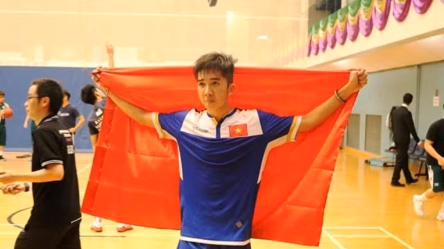 Ho Phuoc Sang wins ​Vietnam's first gold medal at the ongoing World Shuttlecock Championships in Hong Kong. — Photo baomoi.com