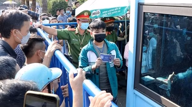 People waiting for a long time to buy tickets (Photo: VNA)