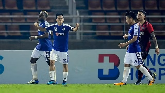 Captain Van Quyet (No. 10) scores the decisive goal from the penalty spot to help take Hanoi FC through to the AFC Champions League playoffs. (Photo: Hanoi FC)
