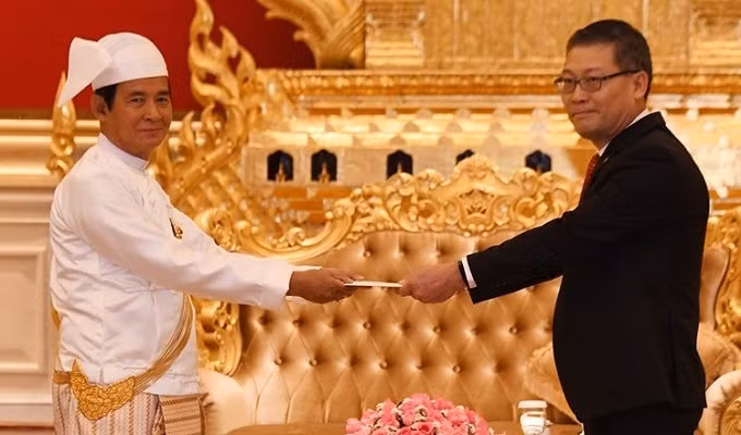 Vietnamese Ambassador to Myanmar Ly Quoc Tuan (R) presents his credentials to Myanmar President U Win Myin. (Photo: baoquocte.vn)